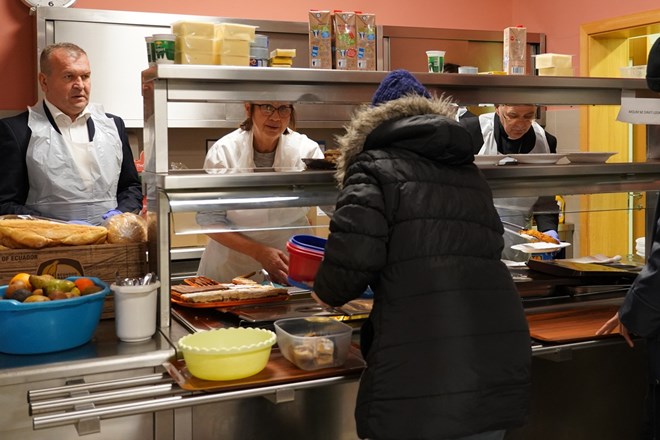 Biskup Radoš tradicionalno na Badnjak pohodio Caritasovu pučku kuhinju